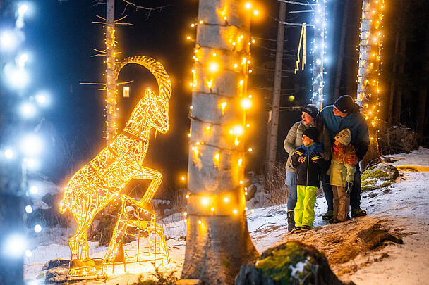 Lichterweg beim Mallnitzer Bergadvent Familie am Lichterweg beim Mallnitzer Bergadvent