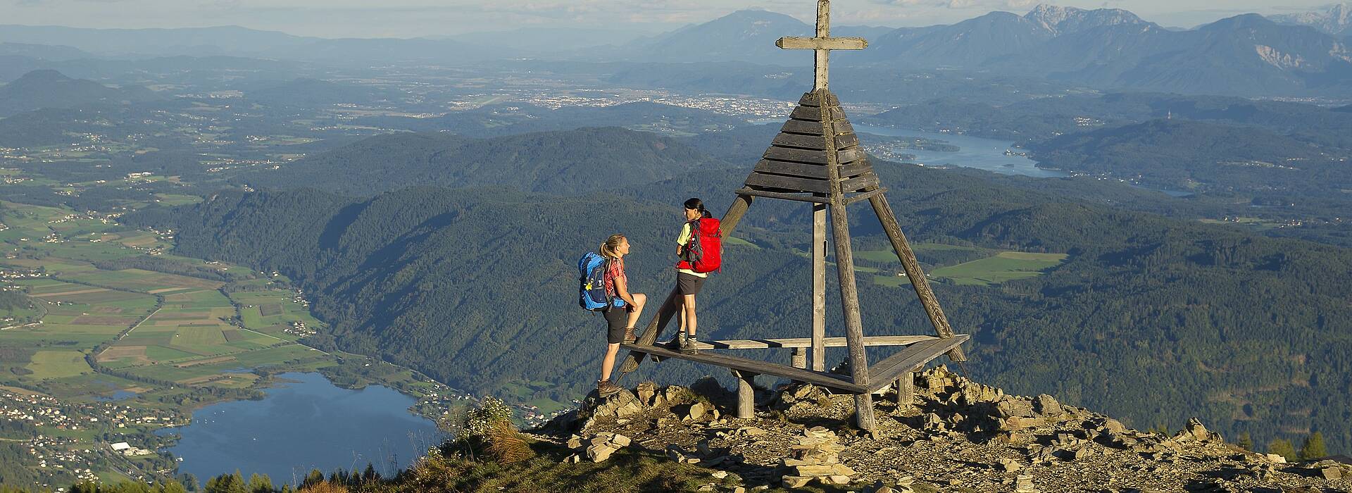 Gerlitzen Alpe. Vom Berger Wetterkreuz bieten sich grandiose Ausblicke auf Ossiacher See, Wörther See und das gesamte Klagenfurter Becken. 
