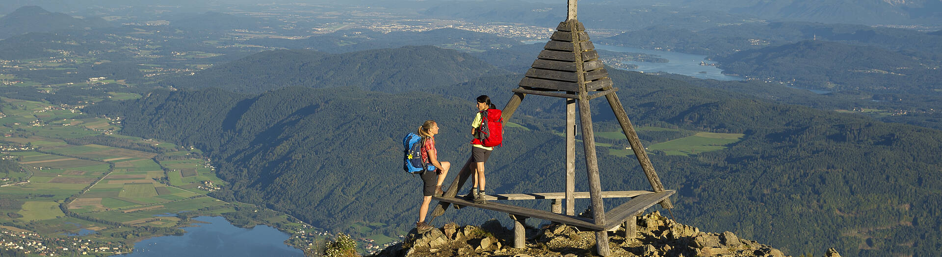 Gerlitzen Alpe. Vom Berger Wetterkreuz bieten sich grandiose Ausblicke auf Ossiacher See, Wörther See und das gesamte Klagenfurter Becken. 