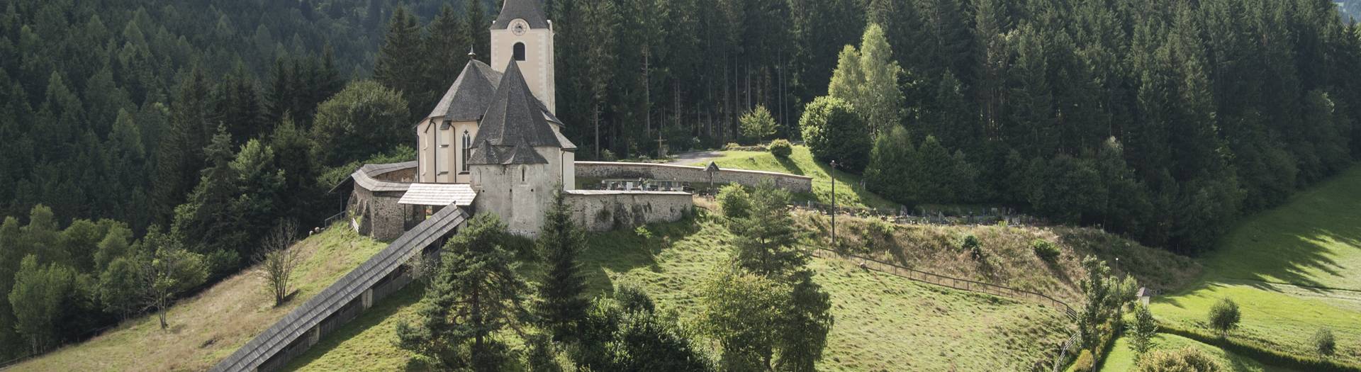 In einem Seitental des Gurktales liegt der Erholungsort Deutsch-Griffen. Markanter Punkt in der Gemeinde ist die auf einer Anhöhe gelegene Wehrkirche aus dem 12. Jahrhundert.