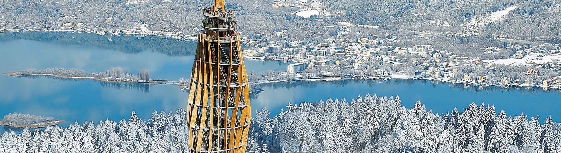 Der mit fast 100 Metern welthöchste Aussichtsturm aus Holz ist eine aus mächtigen, elliptisch angeordneten Holzstützen bestehende Konstruktion, die sich spiralförmig in den Himmel schraubt - eine eindrucksvolle Skulptur im Landschaftsraum!