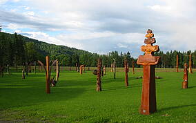 Holzskulpturenpark im Schloss Albeck in Albeck Sirnitz