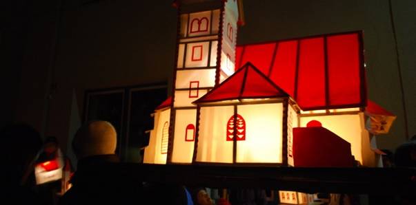 Das Kirchleintragen findet am Abend vor Maria Lichtmess (1. Februar) statt. Man bastelt Kirchlein verschiedener Größen und Bauweisen aus Papier und Holz. Im Inneren werden sie mit einer Kerze beleuchtet und an einem Stock befestigt.