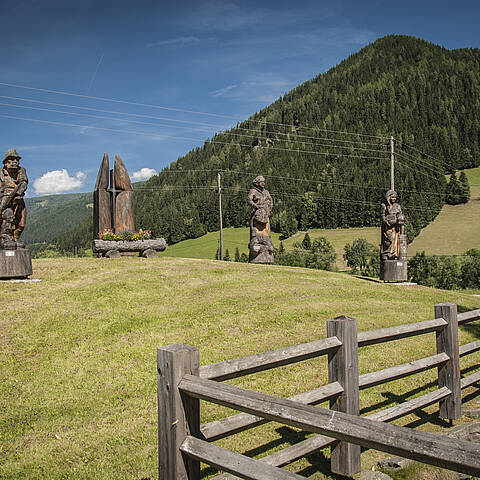 Holzskulturen in Gnesau in den Nockbergen