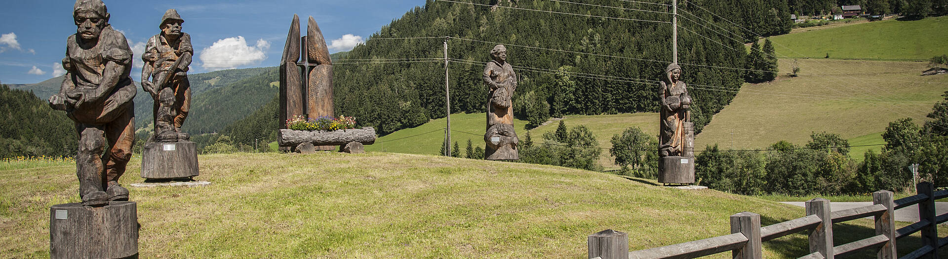 Holzskulturen in Gnesau in den Nockbergen