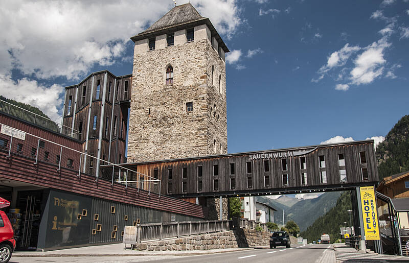 Winklern mit dem Mautturm in der Nationpark-Region Hohe Tauern