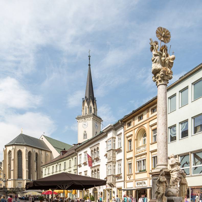 Mit seinen 94 Metern ist der Turm der Jakobskirche, der bereits im Mittelalter berühmt war und mehrfach umgestaltet wurde, der höchste Kärntens.