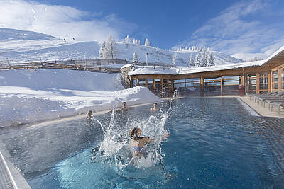 Mountain Resort Feuerberg_Familienspaß im Aussenpool im Winter