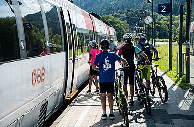 social_Bahn und Rad_Freizeit und Radsprinter Hohe Tauern Bahnhof Puch Weissenstein