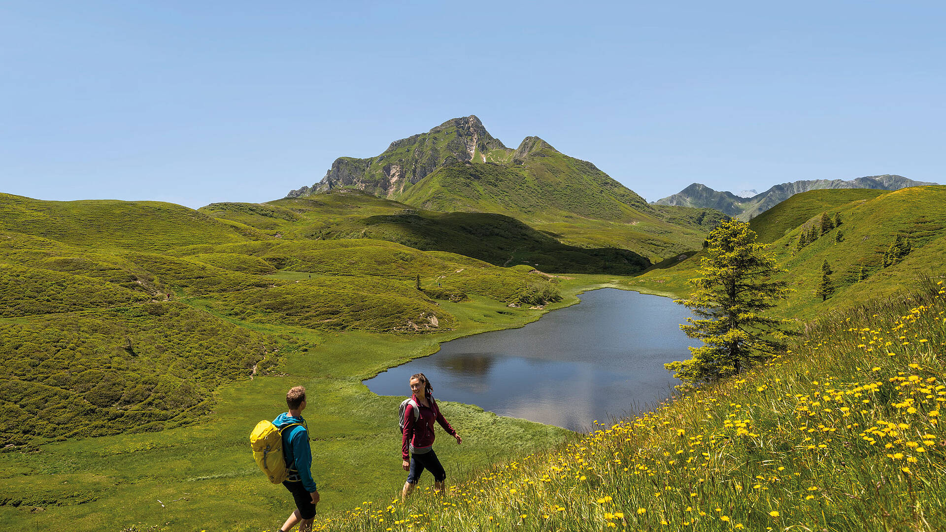 Pärchen beim Wandern am Zollnersee im Gailtal
