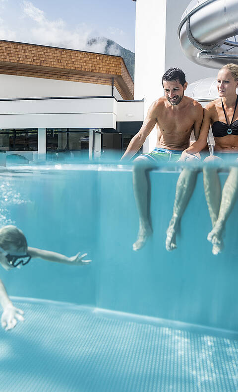 Badespaß im Außenbecken der Familien- & Gesundheitstherme St. Kathrein