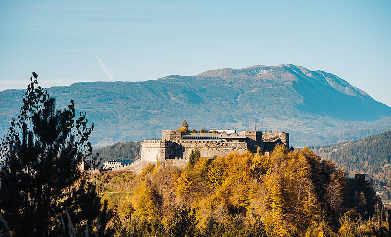 Burg Landskron im Herbst 