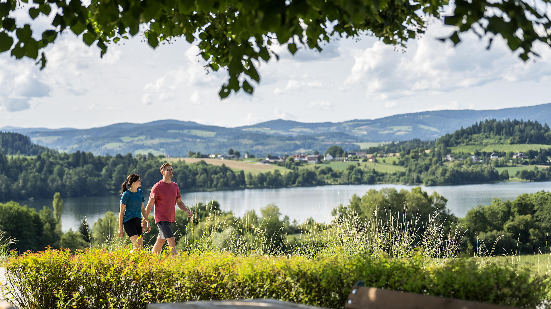 Paerchen am Slow Trail Laengsee