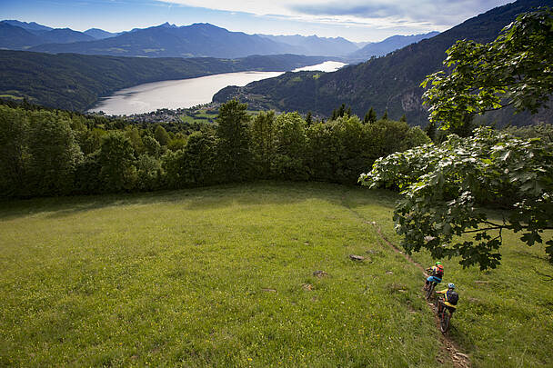 E Bike Downhill mit Blick auf den Millstätter See