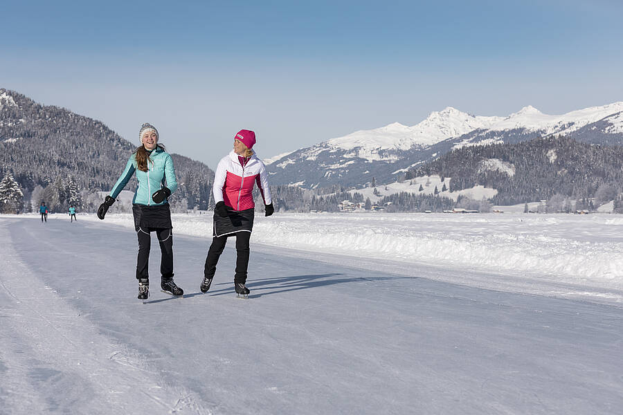 Region Weissensee_Winter_Mutter under Tochter beim Eislaufen