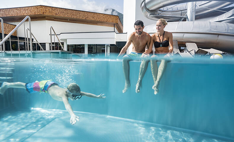 Badespaß im Außenbecken der Familien- & Gesundheitstherme St. Kathrein