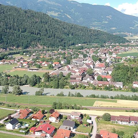 Blick auf Sachsenburg im Drautal