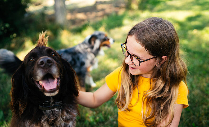 Maedchen mit Hund am Zechnerhof 