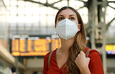 Urlauberin mit FFP2-Maske