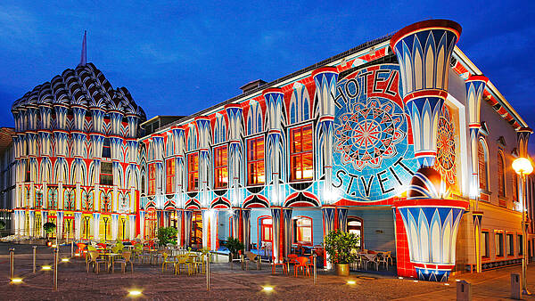Das Kunsthotel Fuchspalast wurde vom österreichischen Maler, Bildhauer, Philosoph und Visionär Professor Ernst Fuchs gestaltet das Hotel ist in St. Veit an der Glan