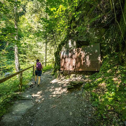 Frau beim Wandern in der Barbarossaschlucht im Nationalpark Hohe Tauern