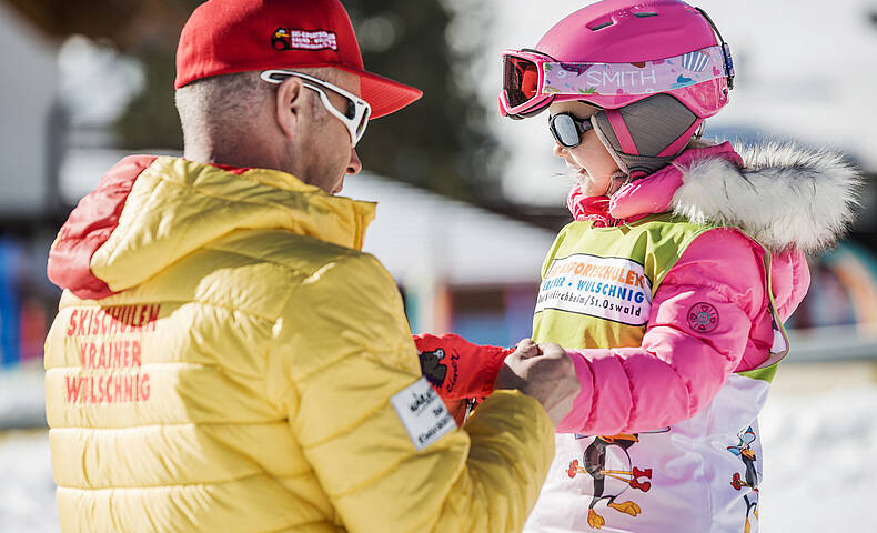 Kinder beim Skikurs auf der Piste