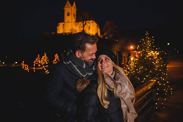 Kirchenadvent in Maria Wörth mit Kirche im Hintergrund