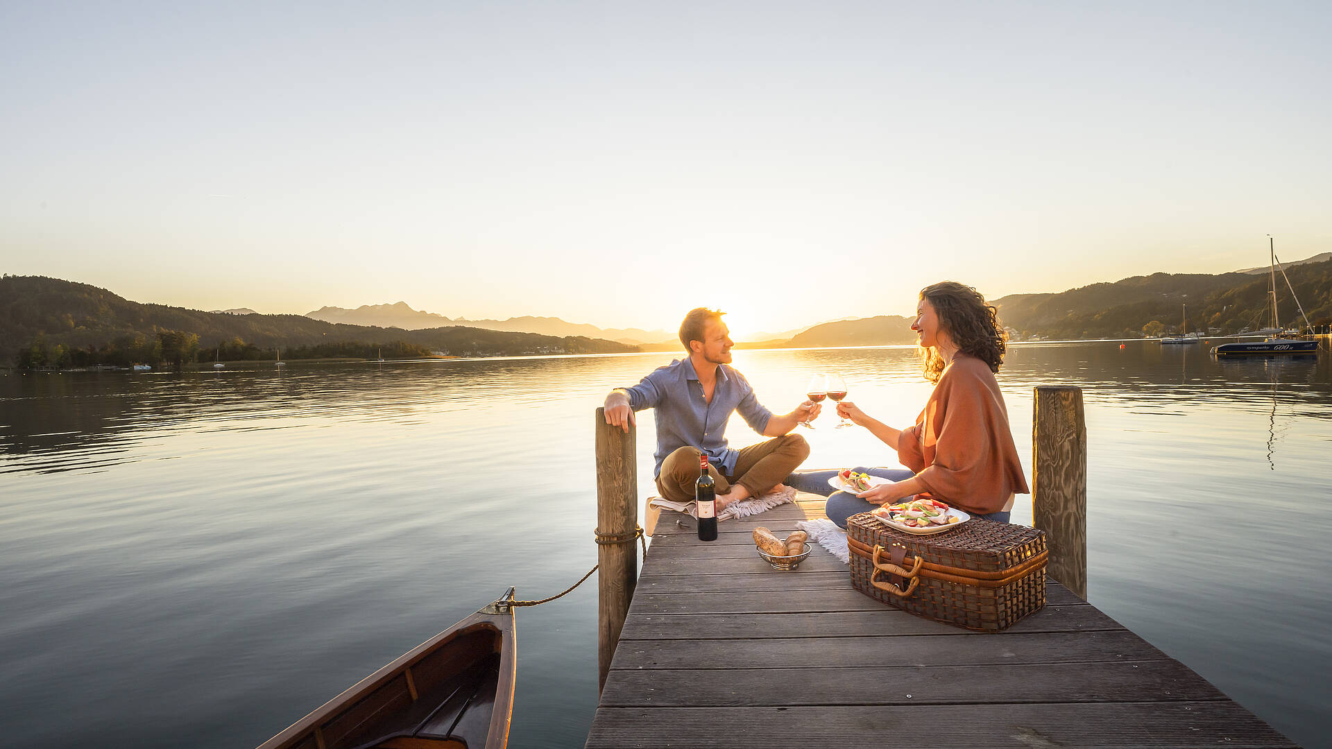 Frau und Mann machen ein schönes Picknick am Wörthersee im Herbst